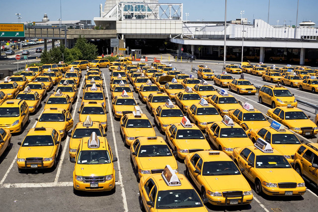 Rows-of-taxis-waiting-at-airport.jpg